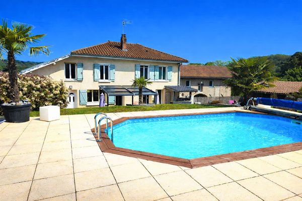 La maison de Delphine & Sebastien avec piscine, proche du lac de Paladru, au pied des massifs