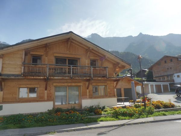 Dans un chalet,  au centre village, charmant , poutres apparentes. Vue sur les montagnes à 360°.