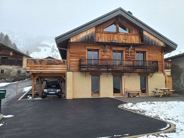 Dans un chalet, en plein cœur d’un hameau typique, proche pistes de ski et sentiers de randonnées