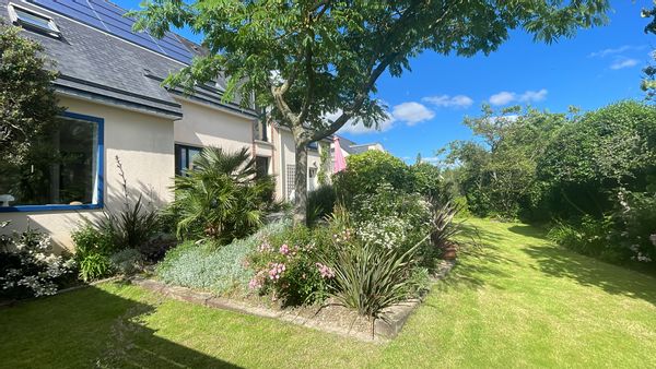 Maison agréable avec jardin et terrasse pour 6 personnes dans une petite ville bretonne typique