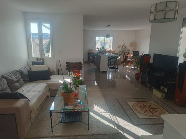 Appartement  d'un immeuble de 3 étages, art déco. Paris Gare de Lyon à 10 min en rer d. Rer à 5 min.