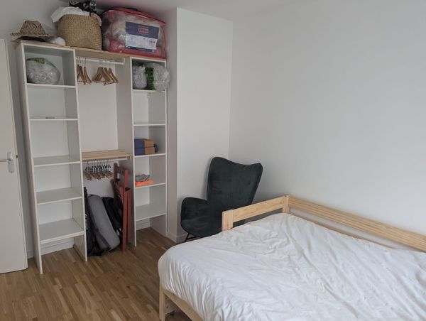La chambre est composé d'un lit double et d'un dressing au sein d'une maison à 5 min du tram B