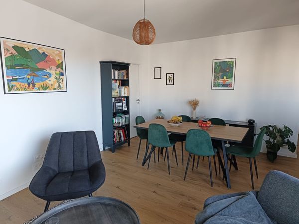 Appartement 2 chambres situé sur l’île de Nantes. Terrasse exposée sud-ouest avec vue sur la Loire.