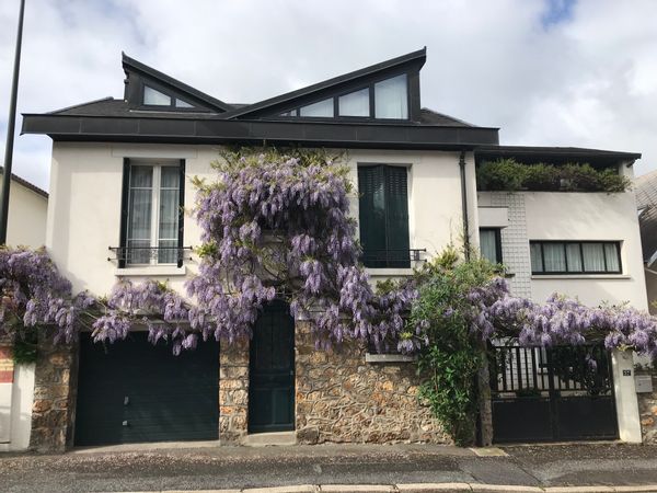 Maison d'architecte baignée de lumière, située à 10min du Château de Versailles et à 15 min de Paris