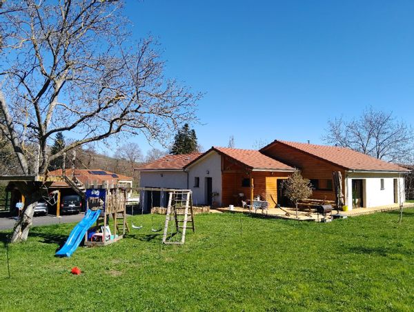 Maison écologique en bois avec grand terrain, au calme, au cœur du Puy-de-Dôme