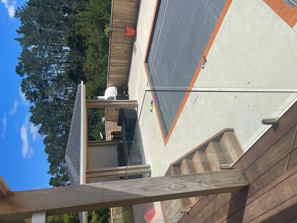 Large family home: 5 bedrooms, 2 offices, heated pool, wood-fired pizza oven, close to beach & city