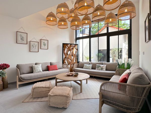 Ancienne boulangerie rénovée entièrement avec une décoration soignée et une piscine intérieure.