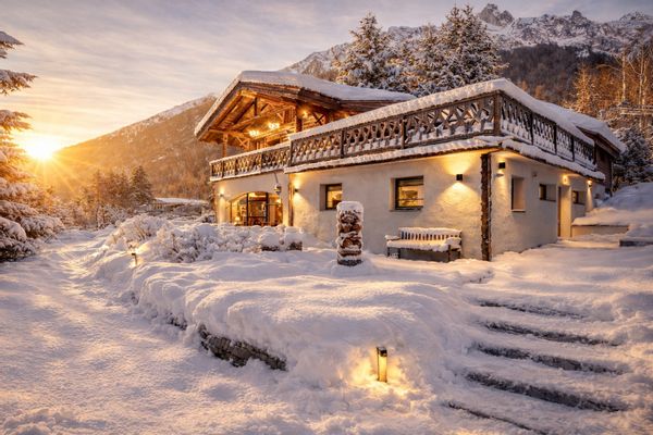 La maison de Lionel, un chalet singulier face au massif du Mont-Blanc, proche du centre.