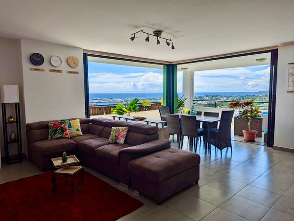 Appart 2 chambres lumineux, cuisine US, balcon 30m², vue mer et rade de Papeete