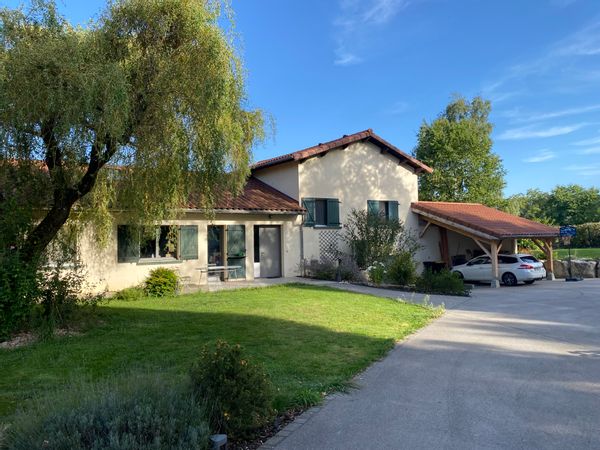 La maison de Sophia est une belle maison entourée d’un vaste jardin arboré et d’une grande piscine.