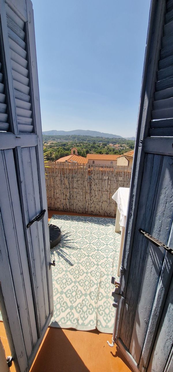 Petite maison de charme dans un village typiquement provençal
