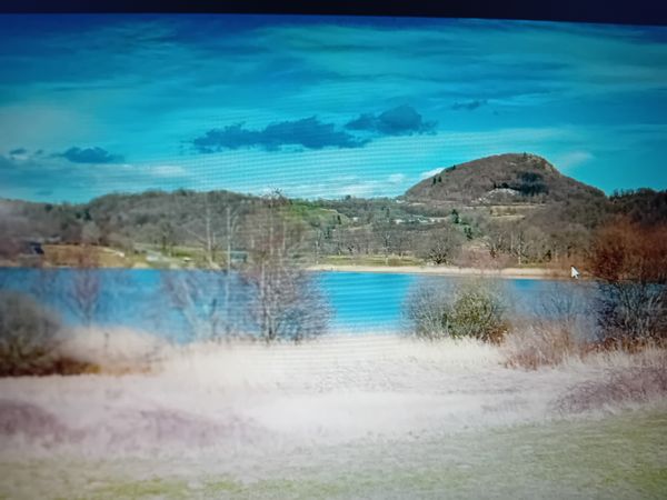 La maison de DOMINIQUE située dans un village de caractère près du lac où il fait bon randonner.
