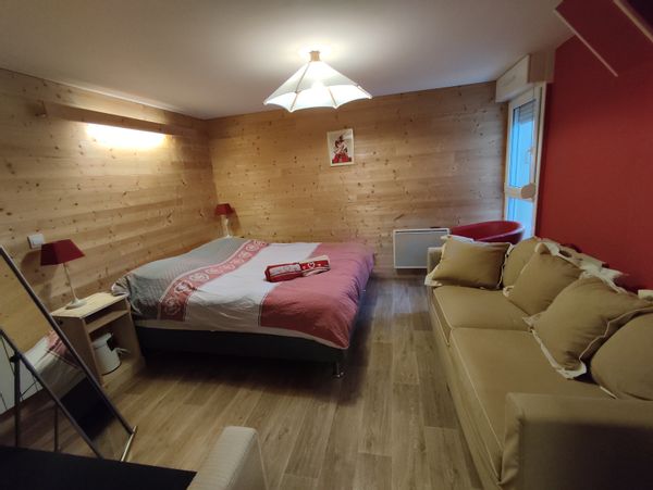 La chambre privée en sous sol, Salle d'eau privative au Rez de Chaussée, accès cuisine partagée.