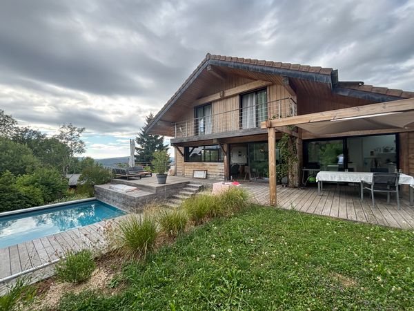 Maison individuelle, au calme, bordée par un ruisseau, proche d’Annecy