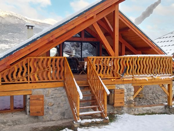 Chalet à la Montagne avec vue sur les montagnes des alpes et sur le lac de serre ponçon