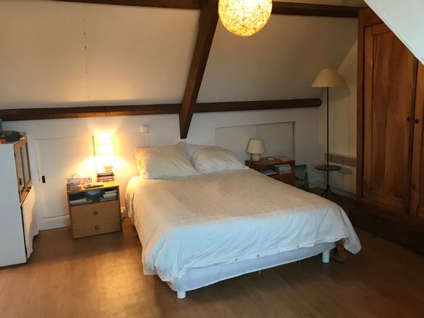 Ile de Groix .  La petite maison est située dans un  hameau, à proximité d 'une  plage ( 400 m )