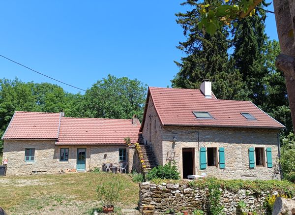 Maison de campagne, fonctionnelle, au calme, ouverte sur un vaste jardin au bord d'un ruisseau.