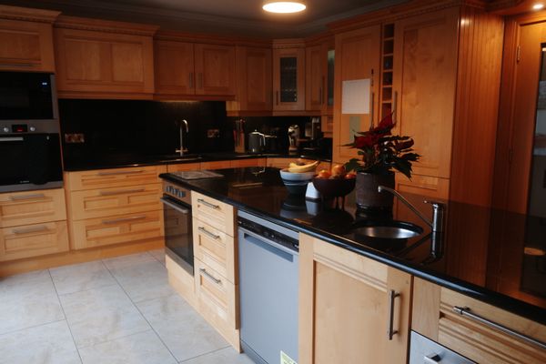 4 bed house 10 minutes walk to Galway city center, Salthill and beach. Quiet family friendly area.