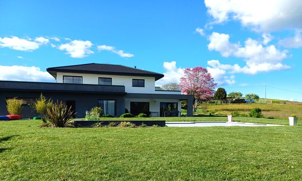 Grande maison récente et moderne avec piscine, vue campagne et montagnes !