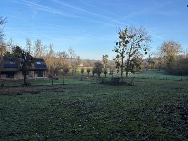 Grand maison de campagne avec vaste jardin, oasis de calme idéale pour se détendre en pleine nature.