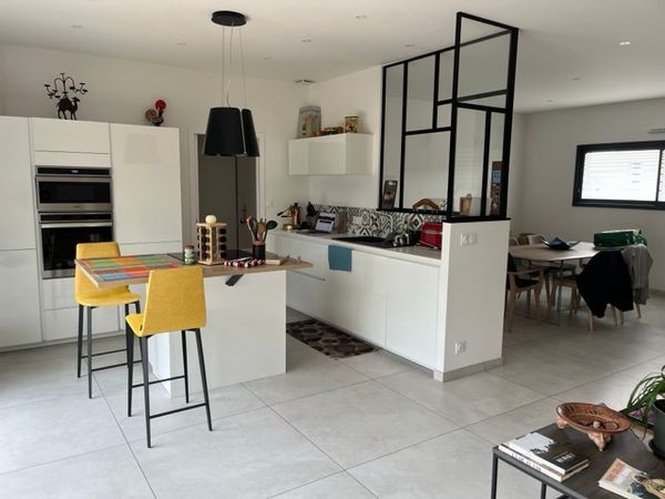 Maison domotique construite en 2022 et tres calme. Magasins, pharmacie a 850 m du centre.