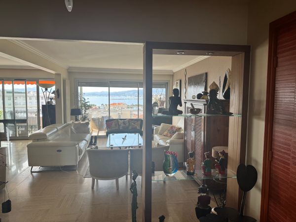 Appartement d’exception face à la baie de Cannes – Vue imprenable sur la baie de Cannes mer & les îles de Lérins