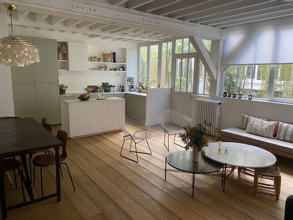 Ancien atelier repensé comme une maison au coeur de Paris