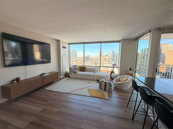 Ideally Located & Spacious 2BR/2BA in River North