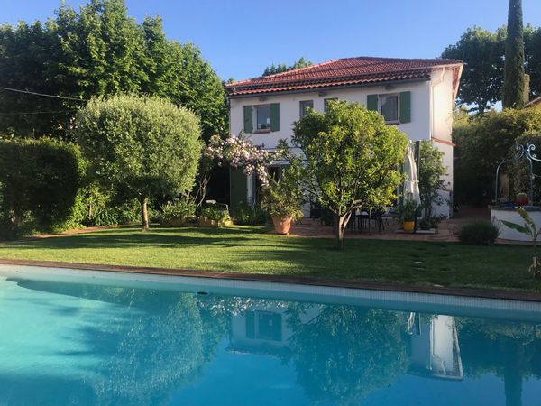 On se trouve à 400 mètres de la mer près du quartier très sympathique et commerçant  du Mourillon