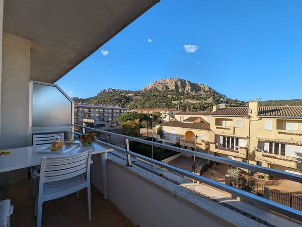 Apparemment moderne, grande plage de sable fin à 150m, piscine résidentielle, Costa brava, Espagne.