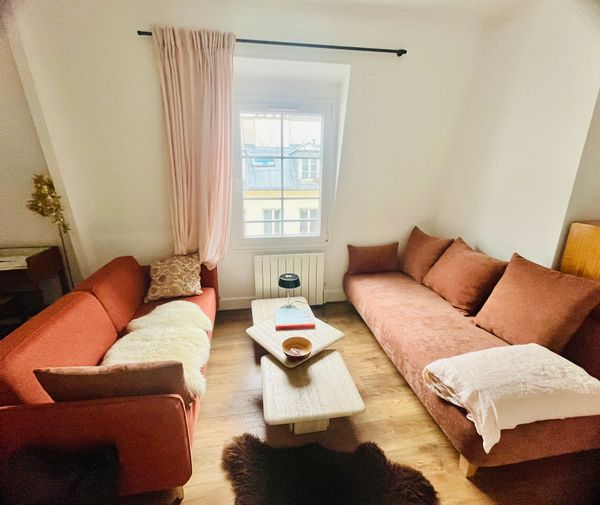 Charmant appartement deux pièces situé au dernier étage et très lumineux et donnant sur cour.