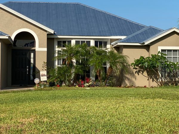 House sits on 3000 sq. meters, Driveway fits 6 cars, diningroom table seats 12, & Treehouse in yard.