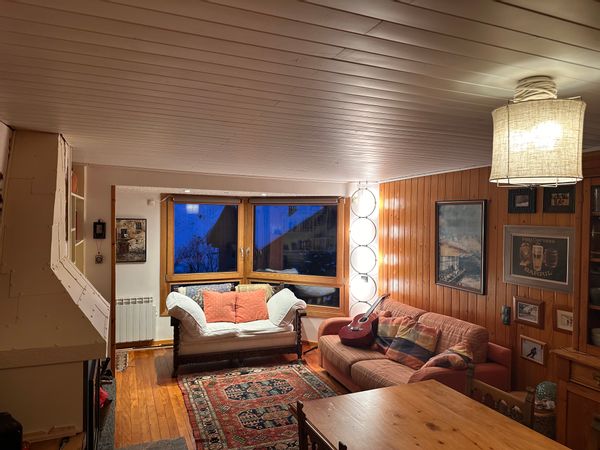 Appartement de deux chambres  et terrasse ensoleillé donnant sur les pistes de ski et les montagnes.