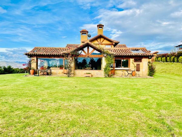 Casa con vista a las montañas y al pueblo de Villa de Leyva, Boyacá, a 10 min, cómoda y acogedora