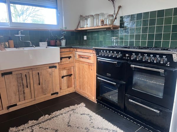 Notre maison est une maison en pierre rénovée, avec un grand jardin, en Bretagne/ proche de Rennes.