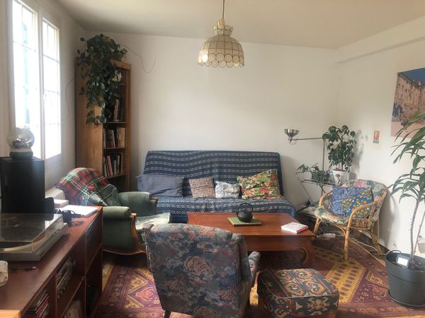 Maison lumineuse située dans un quartier résidentiel calme, avec un charmant jardin.