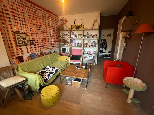 Appartement coloré, quartier vivant