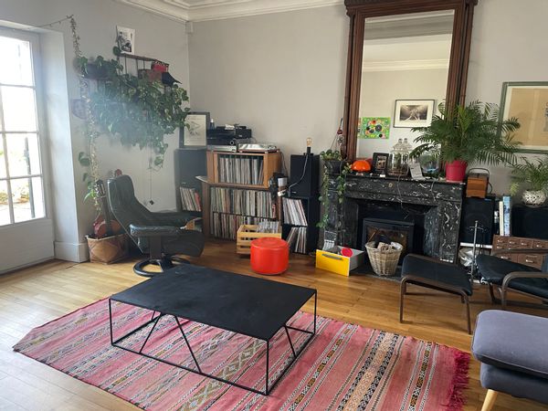 La maison de Elise a beaucoup de cachets typiquement angevine, avec ardoises, Tuffeau, grand jardin.