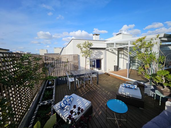 Grand appartement moderne et lumineux au dernier étage, grande terrasse, 2 chambres, 2 balcons.