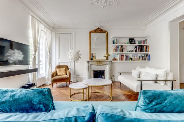 Lady in Red✳︎ Romantique & Élégante ✳︎ À 2 minutes de la cathédrale Notre-Dame de Paris