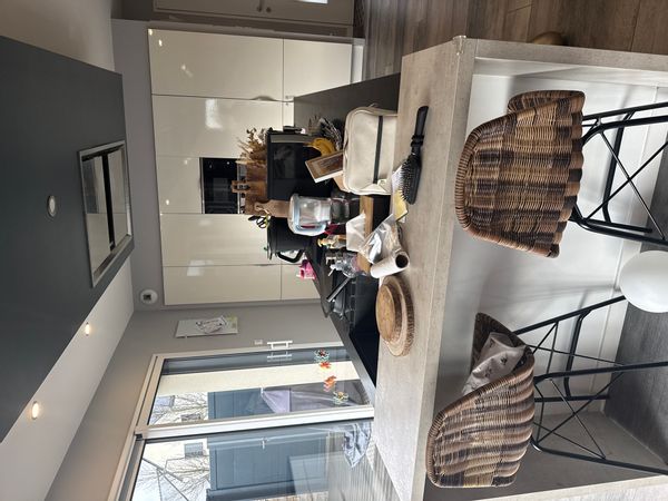 La grande maison à côté de la mer