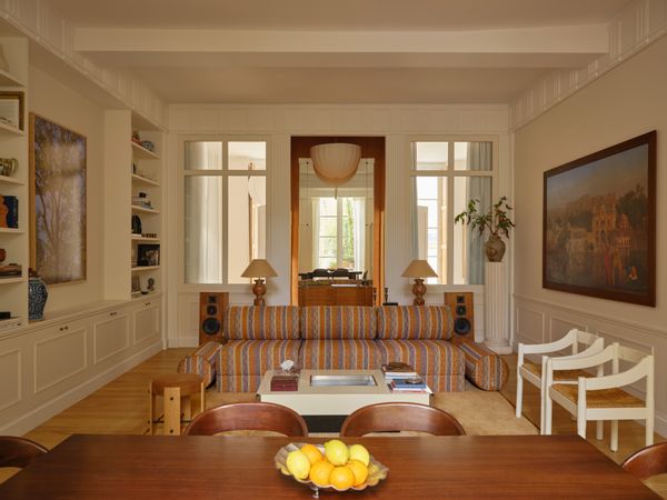 Très bel appartement d'architecte avec terrasse, dans un lieu historique d'une rue calme du Marais.