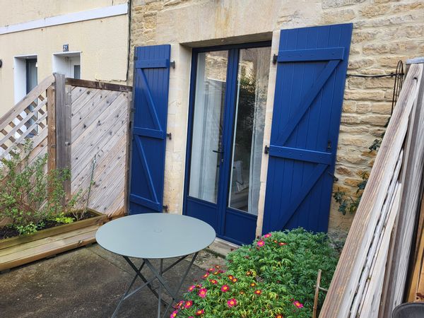 Maison de pêcheur bien équipée à Courseulles, 500m plage. Tous commerces et port accessibles à pied.