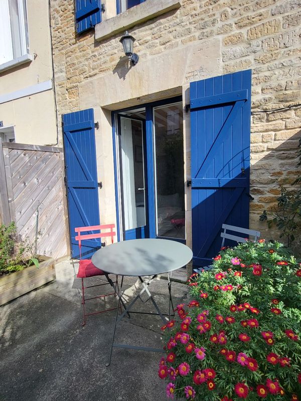 Maison de pêcheur bien équipée à Courseulles, 500m plage. Tous commerces et port accessibles à pied.