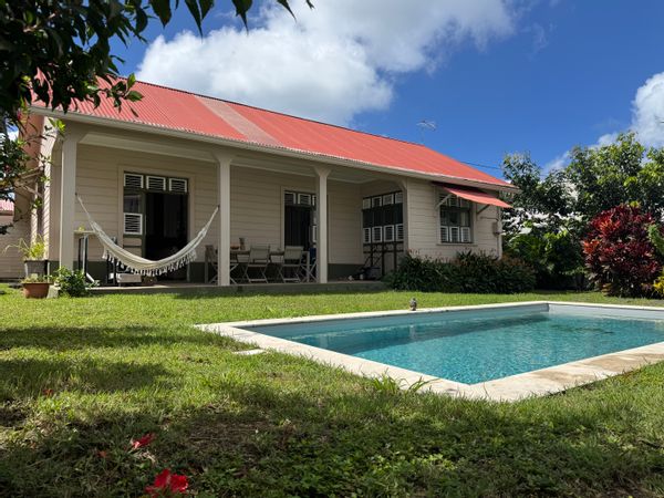 Maison typique créole dans un quartier résidentiel de Fort-de-France