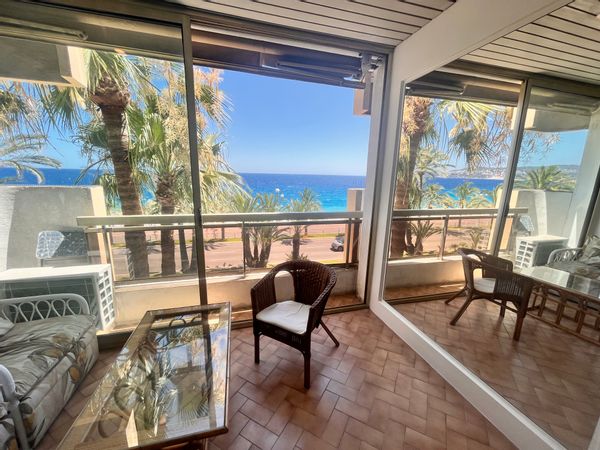 La maison de Jean-Luc se trouve sur la fameuse promenade des Anglais, avec une vue mer  imprenable