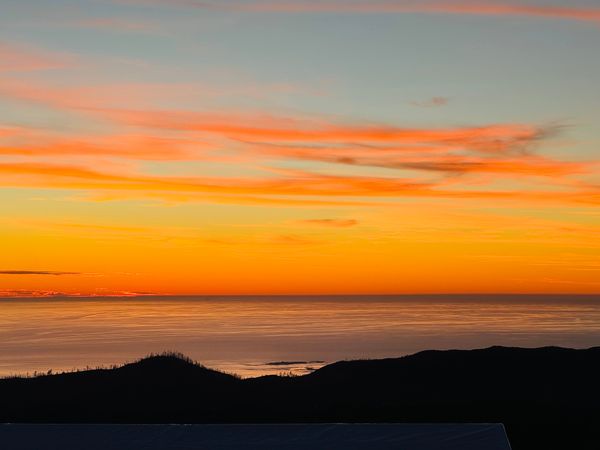 Private mountain retreat overlooking the Pacific..nightly sunsets, total privacy, pool, sauna, gym.