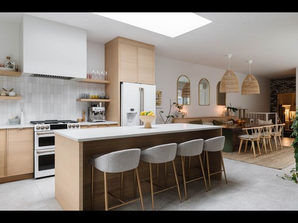 Park-front cozy retreat in the heart of trendy St-Henri. 2 adorable cats included :)