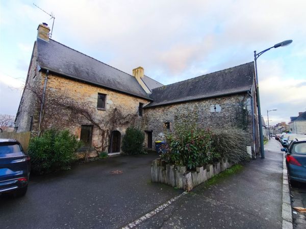 Maison du 16ieme siècle en centre bourg proche Rennes Saint-Malo et le Mont Saint-Michel