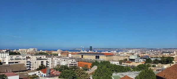 CHAMBRE AVEC VUE UNIQUE, AU CENTRE-VILLE Proche de la gare de train / bus / aéroport